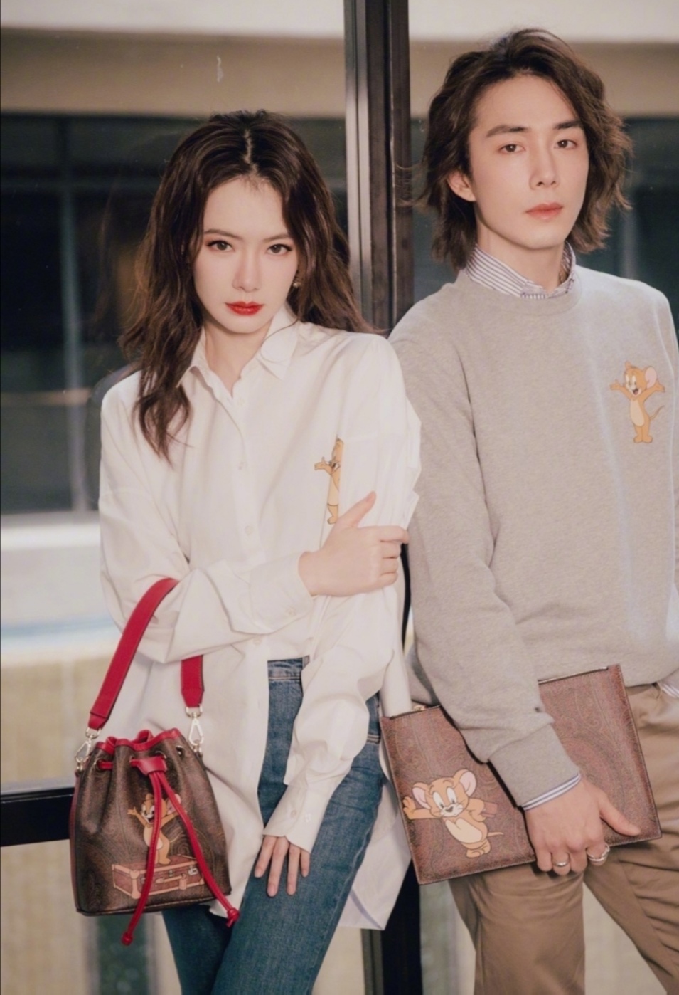 戚薇的时尚真看不懂，穿T恤配“太空被”凹造型，一般人真不敢穿