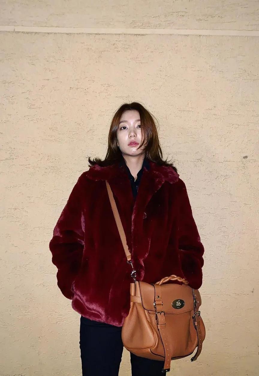 这个被嘲矮的超模火了！一脸硬伤，为啥还被Dior、Prada抢着宠？