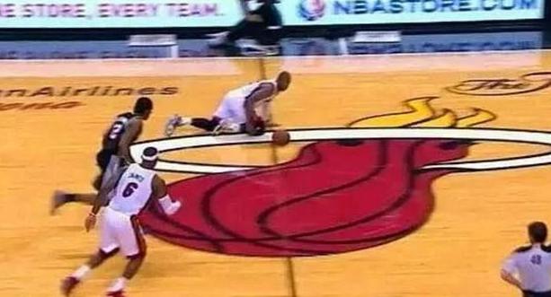 公牛队罗德曼经典救球,nba球星救球摔到观众席