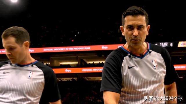 浓眉倒地击打克劳德,克劳德被浓眉踢中文解说