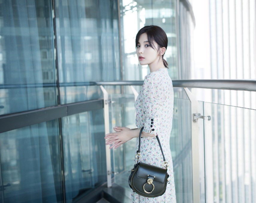 杨幂、唐嫣、古力娜扎人手一只、自带C位效应的CHLOE是什么牌子?