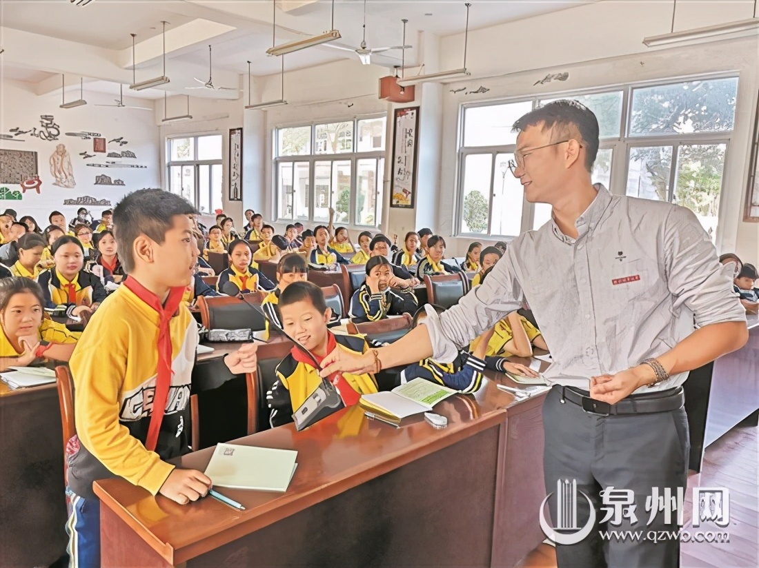 “生态环境宣传进校园”系列活动走进丰泽区见龙亭实验小学显微镜下看霉菌学习水污染治理