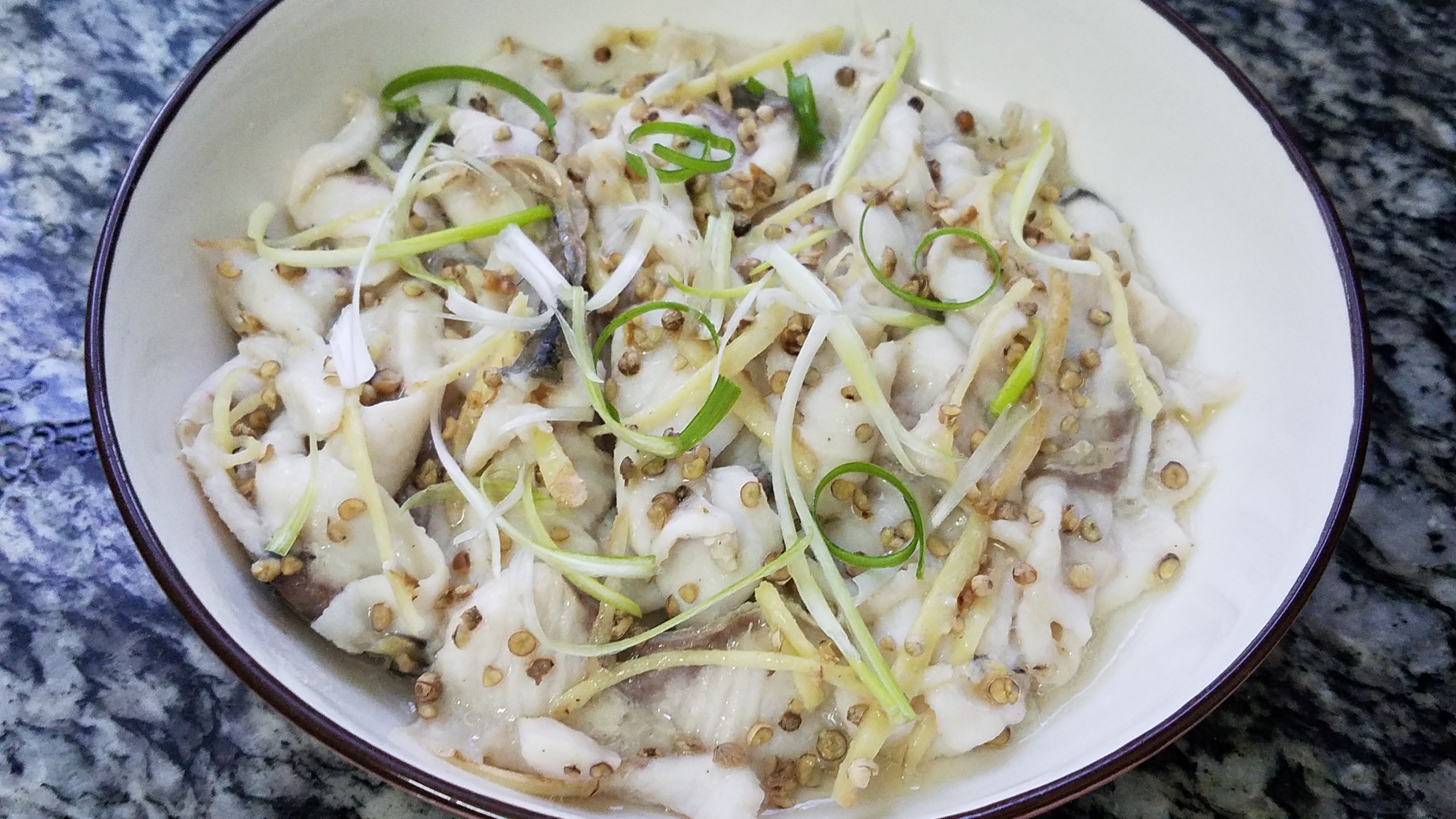 怎么炖草鱼好吃又简单家常做法,草鱼怎么炖好吃又简单家常做法