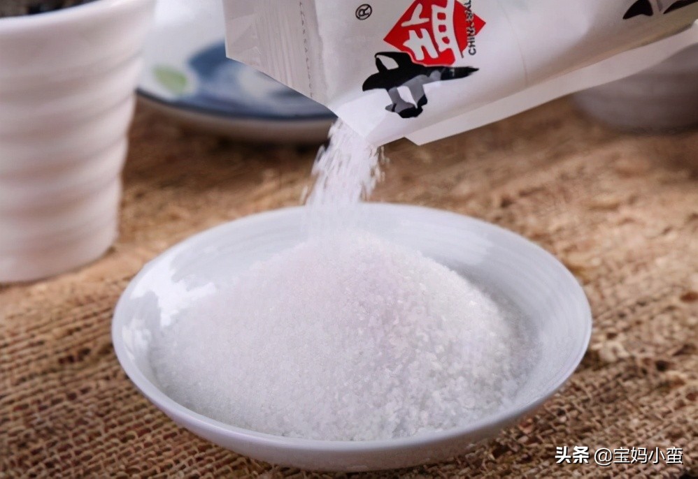 脱色的衣服怎么恢复原色,衣服被染色怎么恢复原色