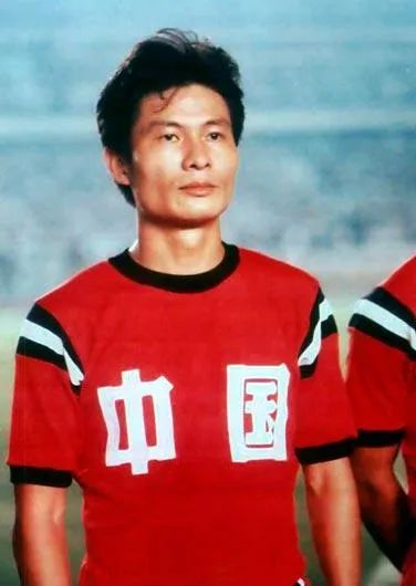 18年巴西球迷扔杂物砸大巴,前国脚曝16年前花20万能进国足