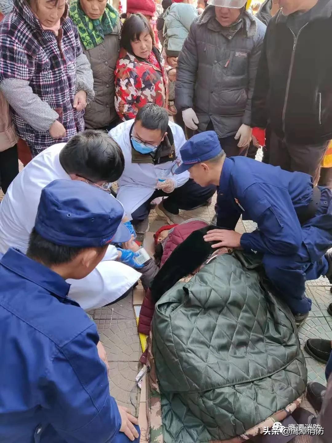 老人街头晕倒众人举动好暖心,民警救助晕倒老人小小举动暖人心