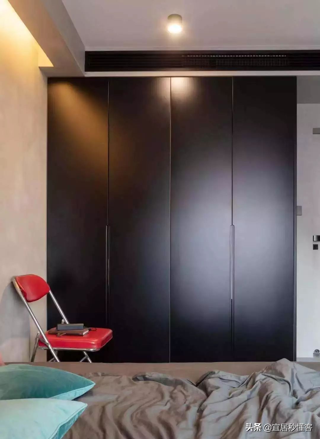 98年纹身师一人宅，酷炫工业风，家里一半面积是客厅