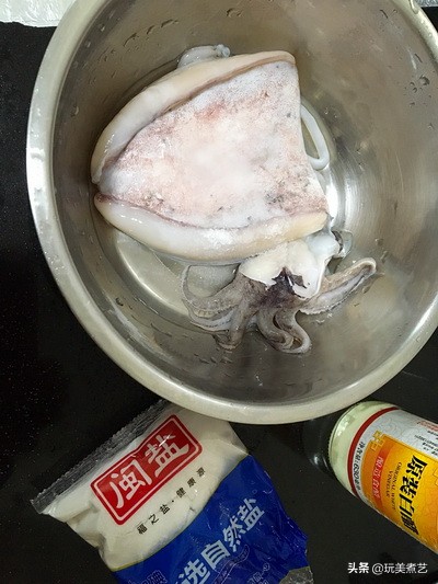 深藏不露的墨鱼，吐得你满脸污黑，抓拿归案，缤纷上桌