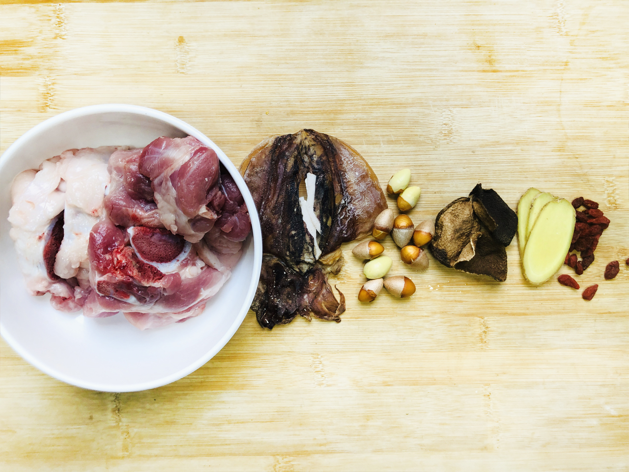 墨鱼汤怎么煲香味才浓郁,拿墨鱼煲什么汤好喝