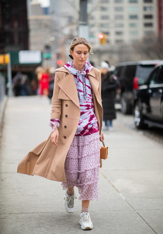 春天的卫衣这样穿才够时髦,秋冬连帽卫衣的正确穿法