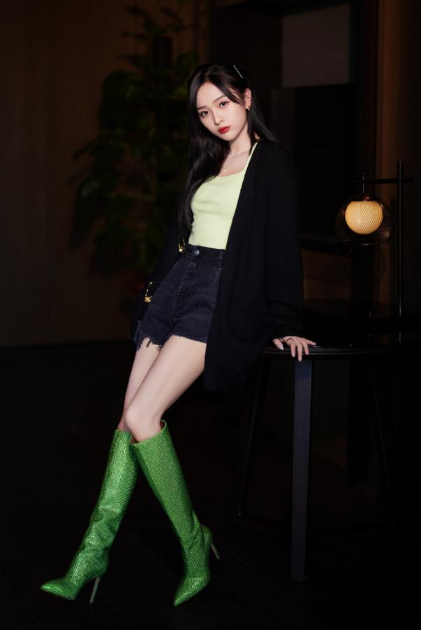 吴宣仪黑色礼裙红色运动鞋,吴宣仪穿搭红色运动鞋