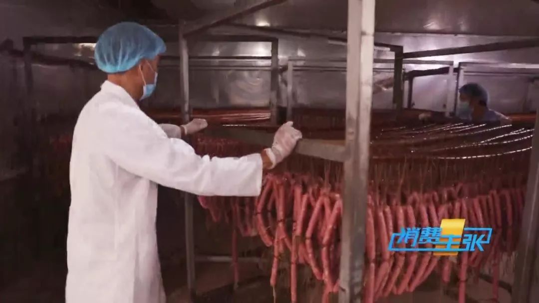 又到熏腊肉灌香肠的时节,做好的香肠在家熏腊肉