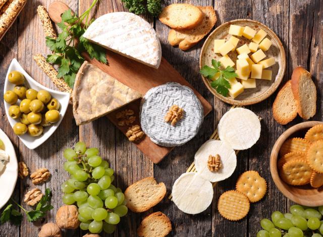 上厕所时尿液发臭什么原因,上厕所尿液比较浑浊是什么原因