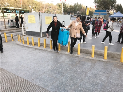 路面围挡防污隔离带,路面修补设置围挡