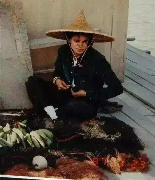 迈克尔杰克逊去世粉丝们的反应,迈克尔杰克逊一生传奇与坎坷