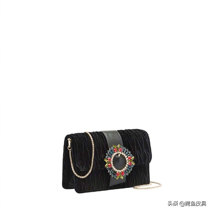 将独有的艺术文化融进产品之中,把艺术创作融入到衣服里