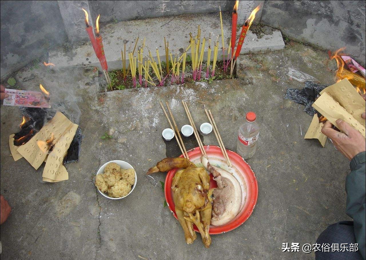 清明节上坟烧纸的正确方法,清明节扫墓白纸还是黄纸