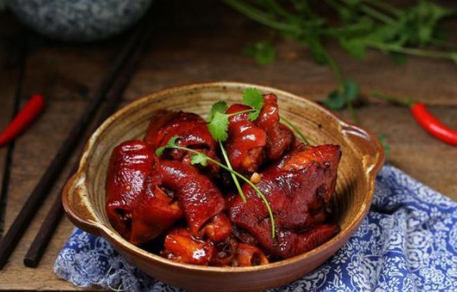 猪蹄炒糖色总容易糊？小火慢炒色泽才红润！入味又有嚼劲