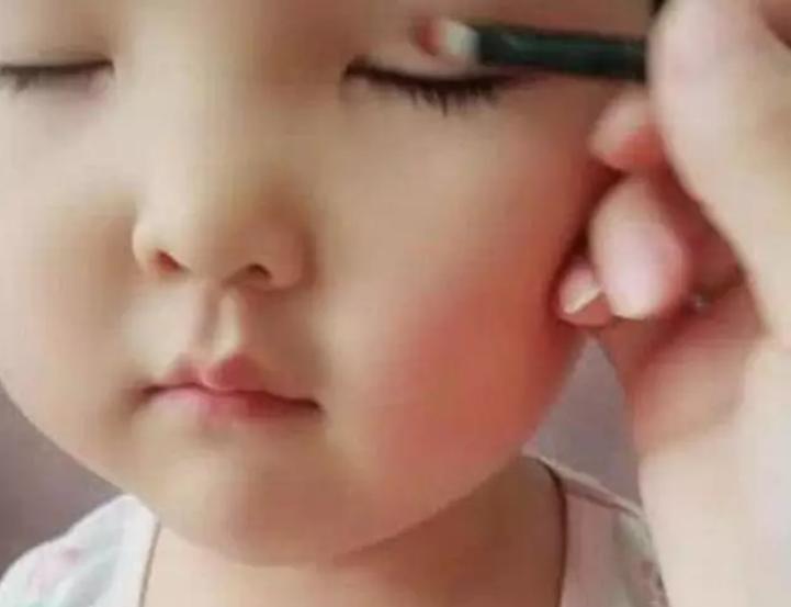 小孩怎样才能弄成双眼皮,怎么在家给孩子制作自然的双眼皮
