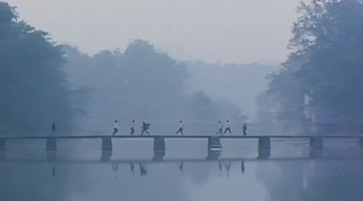 16岁“小镇荡妇”的屈辱成长史，这部电影道尽了人性和欲望