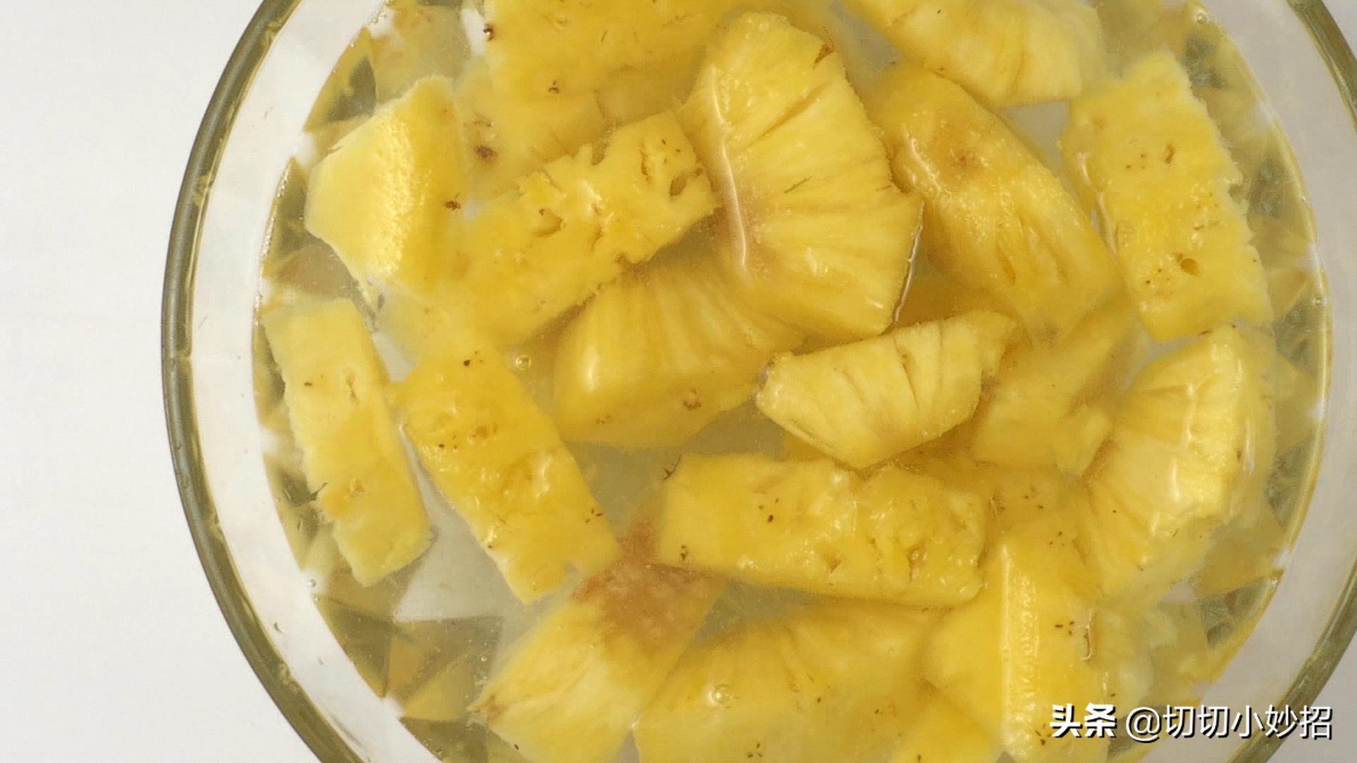 原来切菠萝这么简单不挖眼不削皮,在家切菠萝的有效办法