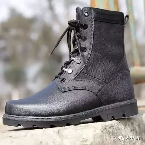 “班长,你这双作战靴都裂口了,还要吗?”