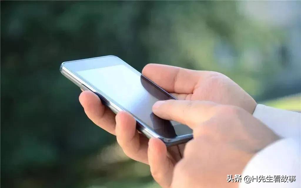 故事：*场官**微小说：危情手机