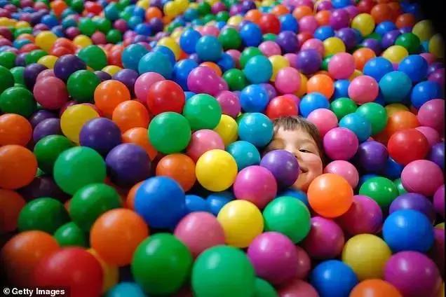 网红海洋球,海洋球玩得很开心