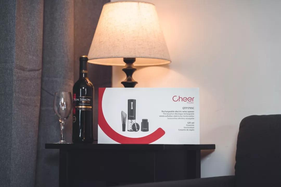 开红酒神器毫不费力的就开动了,有没有不用开瓶机打开红酒的方法