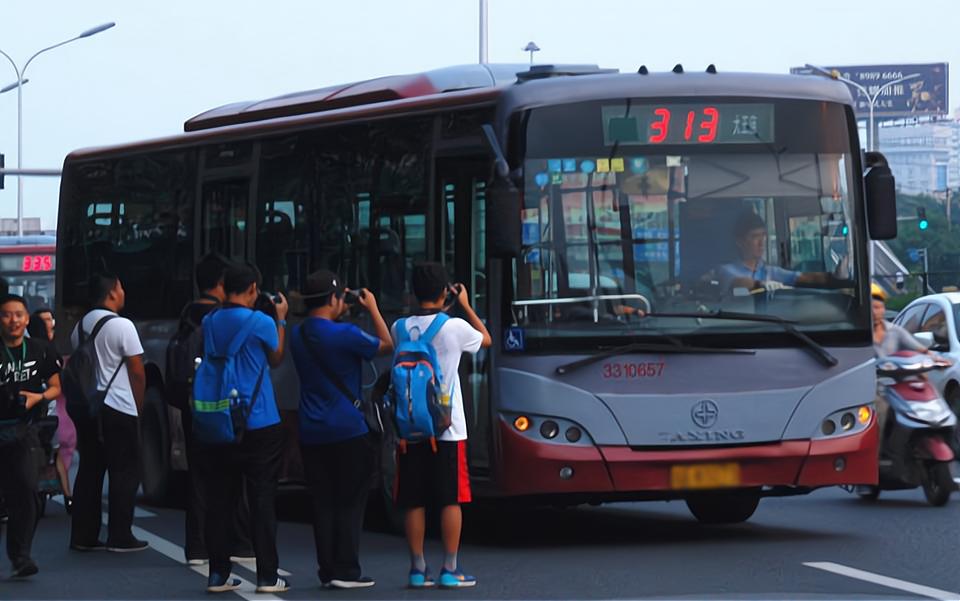 追逐公交的人,拼命追公交车