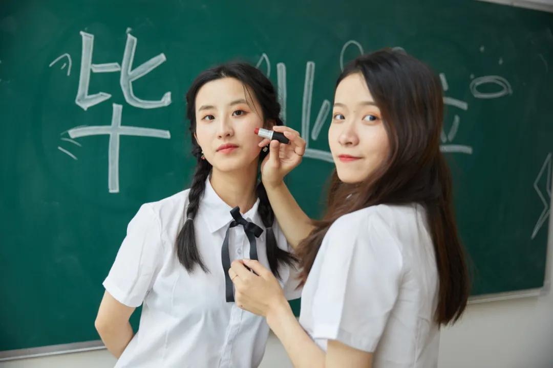 毕业照自己拍全身合成,毕业照自己拍怎么拍