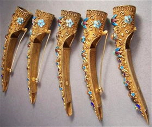 清朝妃子戴指甲套的作用,清朝皇妃为什么戴长指甲套