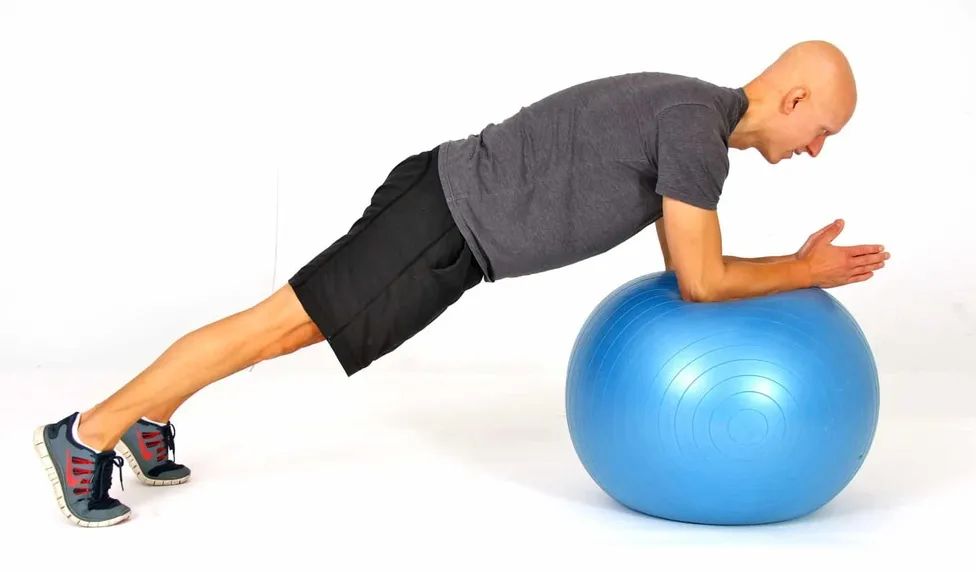 爬行健身的正确姿势,健身靠墙蹲正确姿势