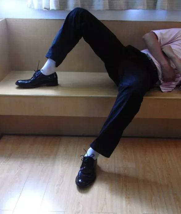 黑皮鞋白袜子好吗,白袜子黑皮鞋代表什么