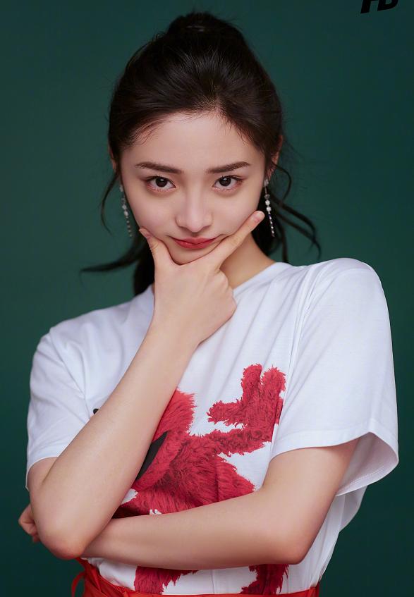 周洁琼收入稳步提升，一条半身裙也要过万？看来回国回对了