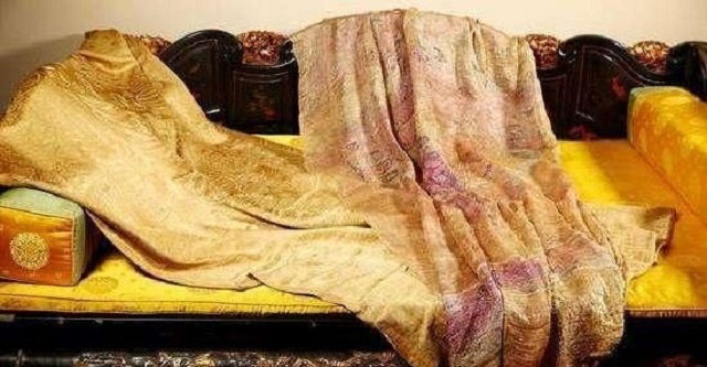 男子9万买袈裟，专家：曾盖在死人身上不吉利，后拍出1.3亿天价