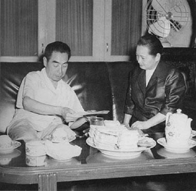 周恩来的最后几年：五次大手术仍坚持工作，旧衣作寿衣，骨灰入海