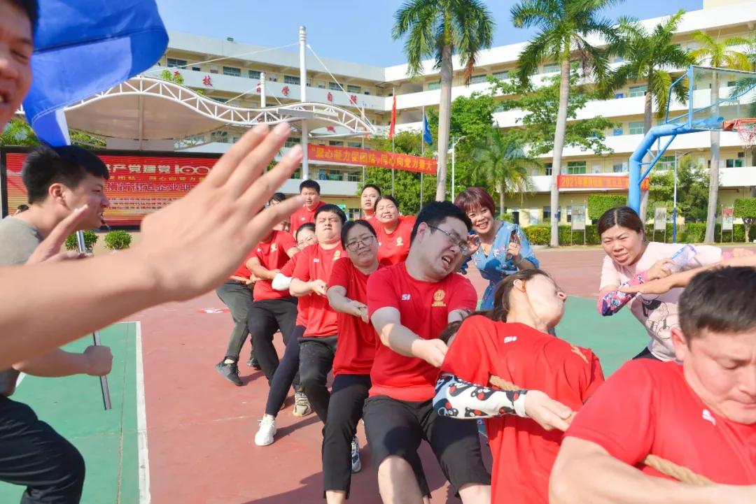 “老师，你拔河的样子真美！”“谁拍的赶紧撤！！！”