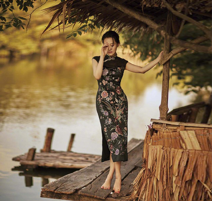 中国穿旗袍最好看的女明星许晴,51岁许晴风情万种