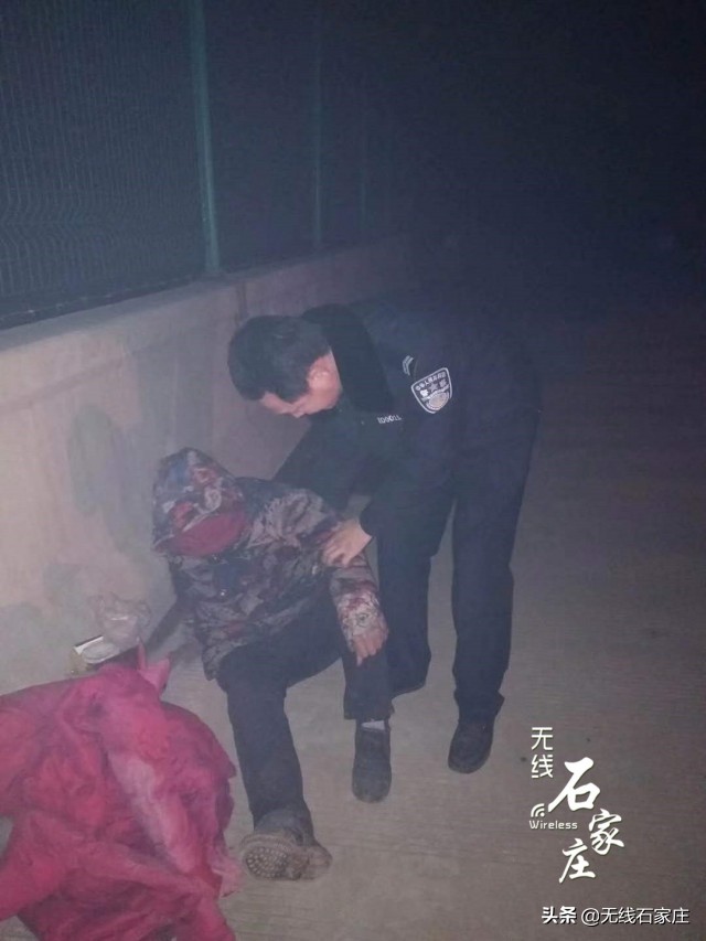 深夜警灯闪烁老人照亮回家的路,暖心老人冬夜迷路民警暖心送回