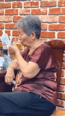 网上买的连衣裙到货了，店家连夜打电话跪求删除好评照片太尴尬了