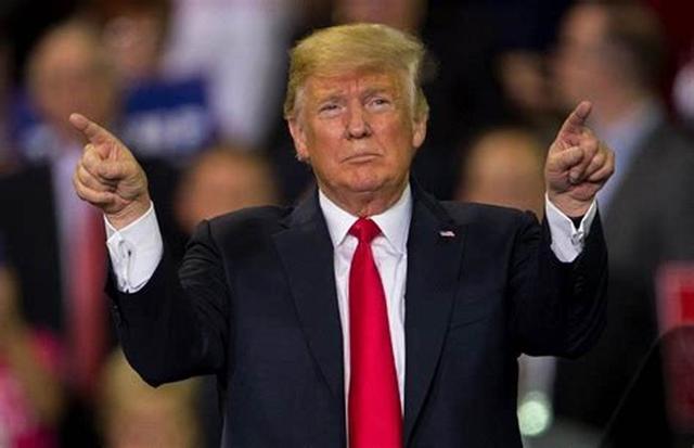 特朗普观看美国高中拉拉队,啦啦队喊话特朗普支持者