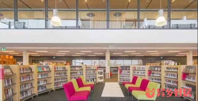 徜徉书籍海洋享受读书乐趣,徜徉在书海里面