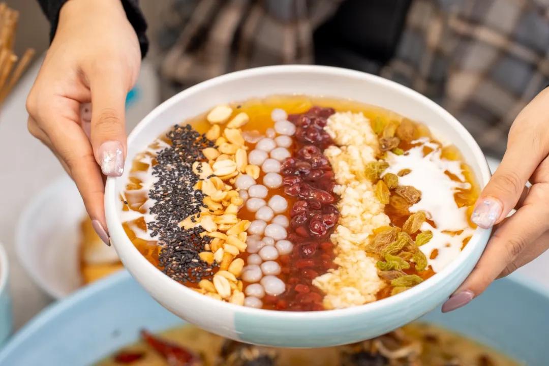 女生同行4.9折开吃！这家“网蓝”酸菜鱼店太“偏心”