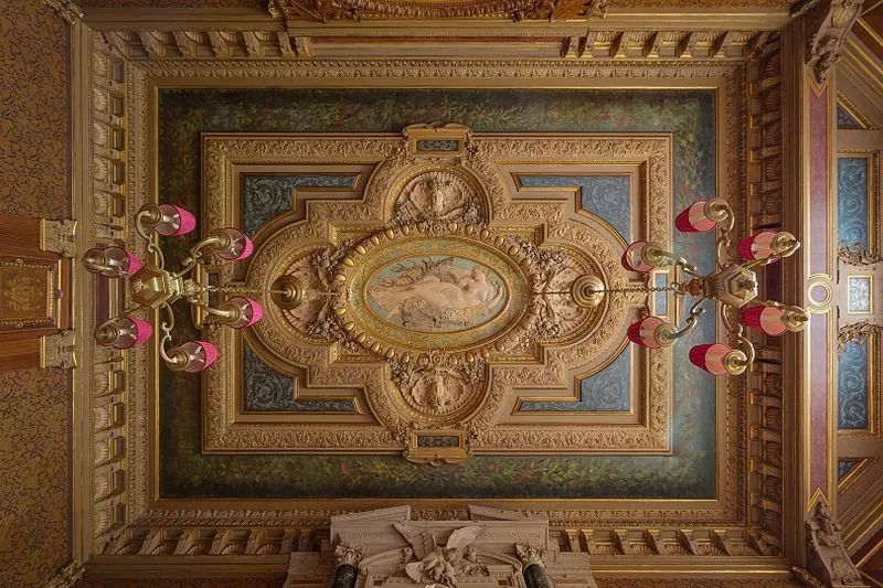 17岁抛夫弃子,一个用身体换金钱的*女妓**,凭什么有名有利?