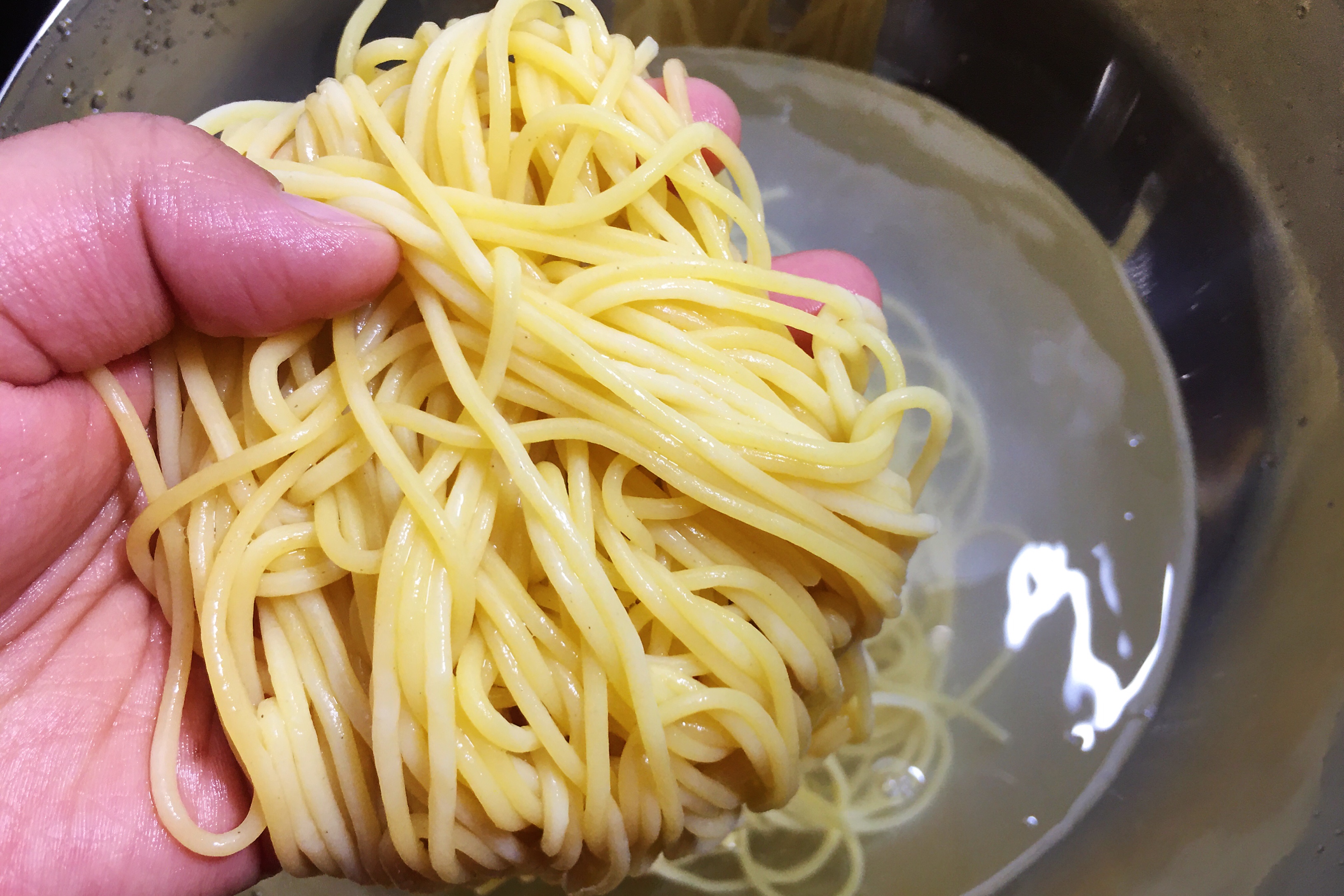 玉米面条先泡后煮的视频,玉米面条生吃