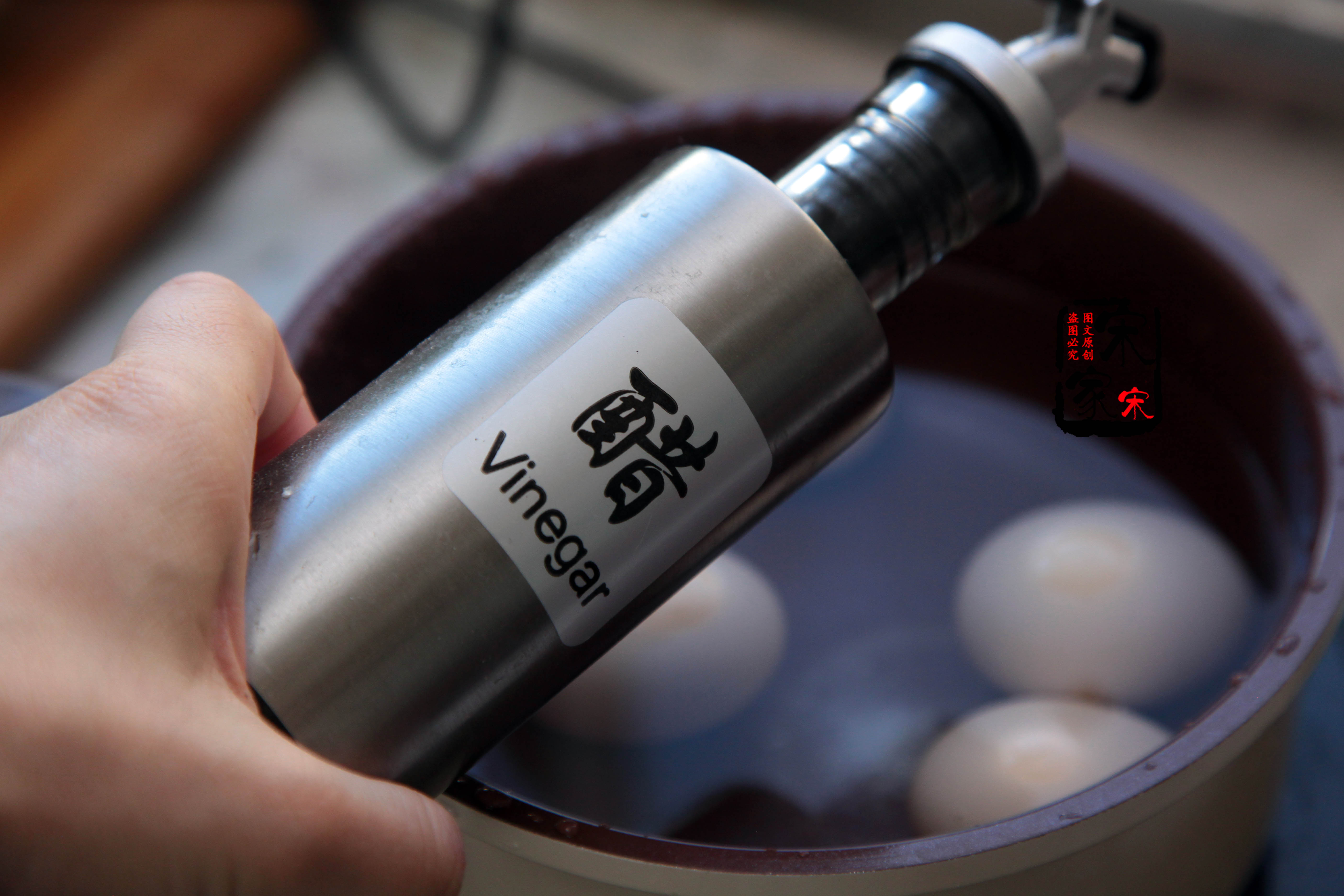 鸡蛋不要再用清水煮了,怎样煮鸡蛋才能让蛋壳更硬