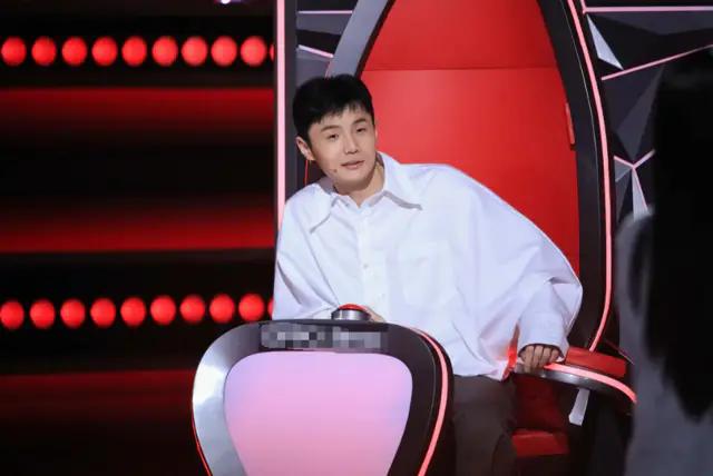 怎么处理“唱歌忘词”？王源嘟嘟嘴，周杰伦机智，王力宏最独特