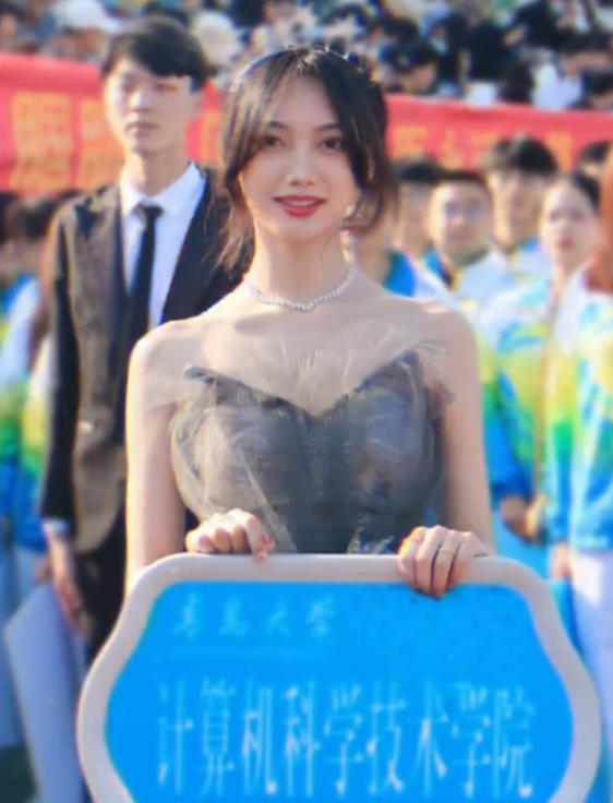 大运会来举牌小姐姐,大运会举牌小姐姐抖音号