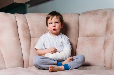 骨折后怎么睡才是正确的姿势,骨折后多睡觉有利于恢复吗